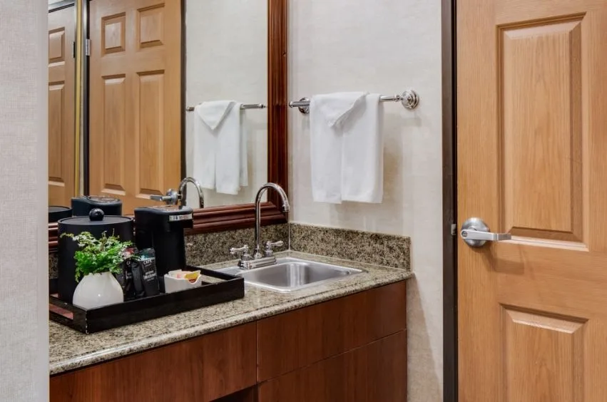 King suite sink and fridge